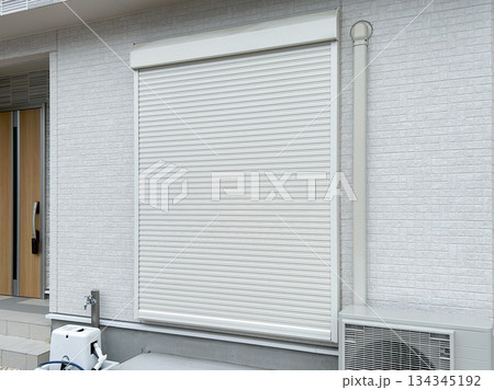 おろした住宅の窓シャッター おろした住宅の窓シャッター 134345192