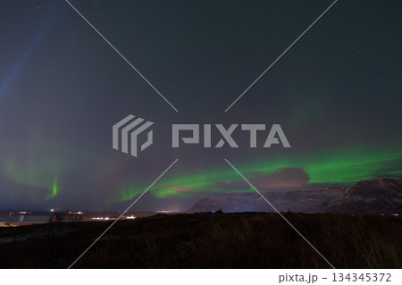 アイスランドの夜空に現れるオーロラの風景 134345372