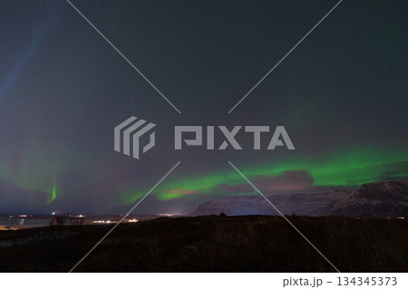 アイスランドの夜空に現れるオーロラの風景 134345373