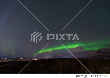 アイスランドの夜空に現れるオーロラの風景 134345374