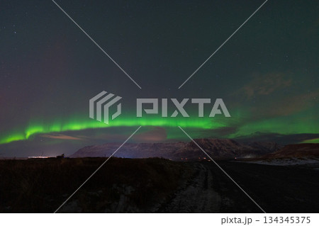 アイスランドの夜空に現れるオーロラの風景 134345375
