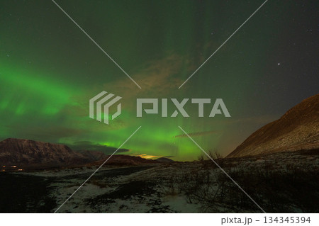 アイスランドの雪原に現れる壮大なオーロラ 134345394