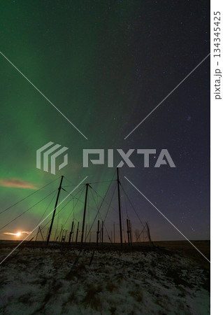 月明かりとオーロラが輝くアイスランドの冬景色 134345425