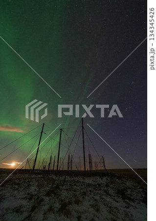 月明かりとオーロラが輝くアイスランドの冬景色 134345426