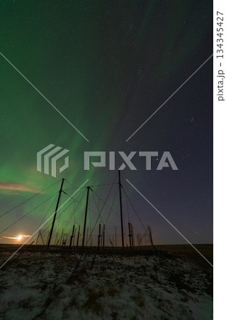 月明かりとオーロラが輝くアイスランドの冬景色 134345427