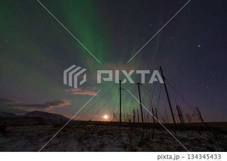 月明かりとオーロラが輝くアイスランドの冬景色 134345433