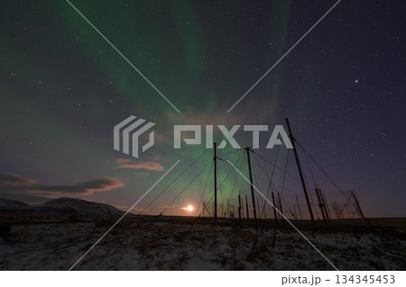 月明かりとオーロラが輝くアイスランドの冬景色 134345453