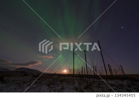 月明かりとオーロラが輝くアイスランドの冬景色 134345455