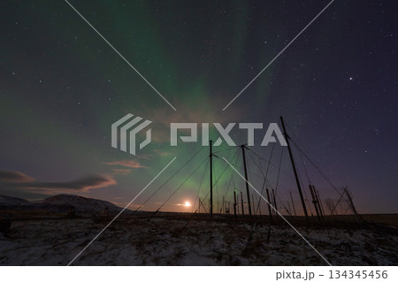 月明かりとオーロラが輝くアイスランドの冬景色 134345456