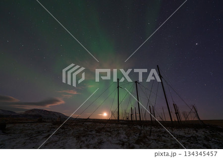 月明かりとオーロラが輝くアイスランドの冬景色 134345457