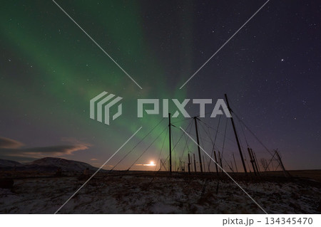 月明かりとオーロラが輝くアイスランドの冬景色 134345470