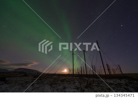 月明かりとオーロラが輝くアイスランドの冬景色 134345471