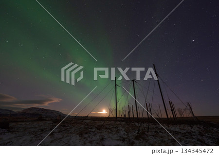 月明かりとオーロラが輝くアイスランドの冬景色 134345472