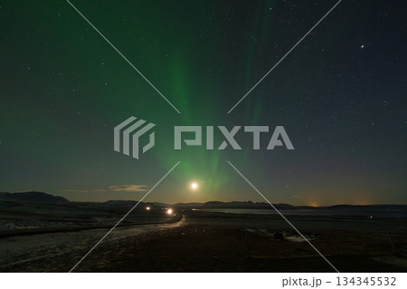 月とオーロラが共演するアイスランドの夜景 134345532