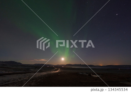 月とオーロラが共演するアイスランドの夜景 134345534