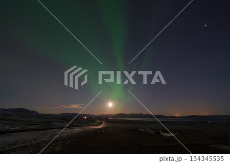 月とオーロラが共演するアイスランドの夜景 134345535