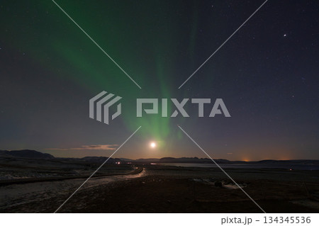 月とオーロラが共演するアイスランドの夜景 134345536