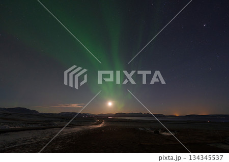 月とオーロラが共演するアイスランドの夜景 134345537