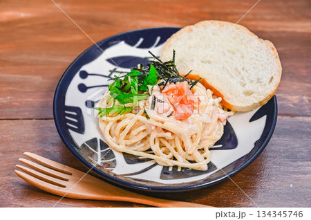 イカ明太のクリームパスタとパン 134345746