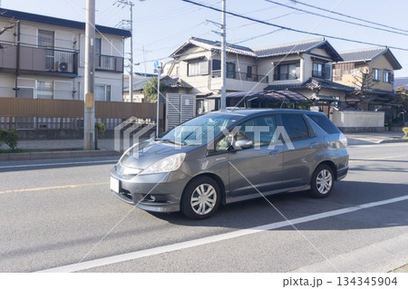 コンパクトカー　道路走行中 134345904