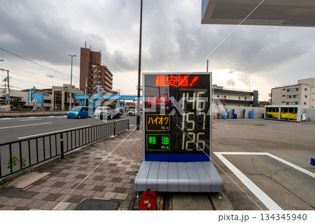 値下げ後の2025年12月の大阪府寝屋川市のガソリン価格 値下げ後の2025年12月の大阪府寝屋川市のガソリン価格 134345940