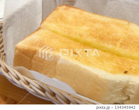 朝食トーストの山食パン 134345942