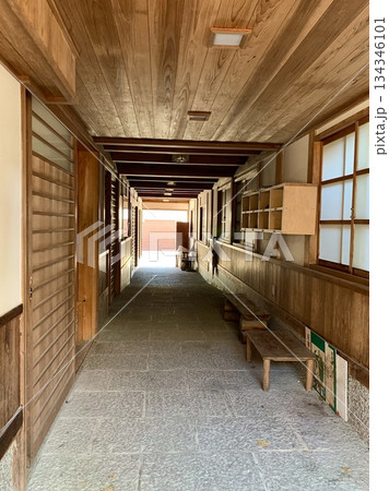 本町区民館の通り抜け通路〈足助宿本町区民館/愛知県豊田市〉 本町区民館の通り抜け通路〈足助宿本町区民館/愛知県豊田市〉 134346101
