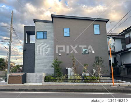 片流れ屋根の一戸建て住宅 134346239