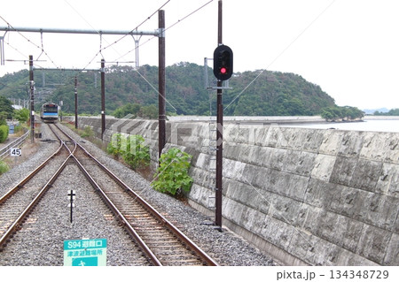陸前大塚駅に到着する仙石線205系電車（2025年：震災後） 134348729