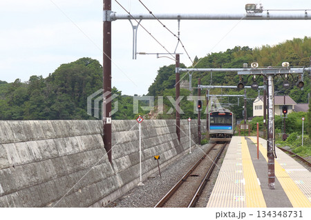 陸前大塚駅を発車する仙石線205系電車（2025年：震災後） 134348731
