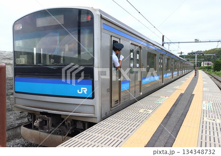 陸前大塚駅に停車中の仙石線205系電車（2025年：震災後） 134348732