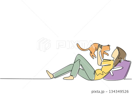 Single one line drawing a woman in casual clothes lying down lifting and hugging cat. Play for a while with the beloved cat. International Hug Your Cat Day. Continuous line design graphic illustration 134349526