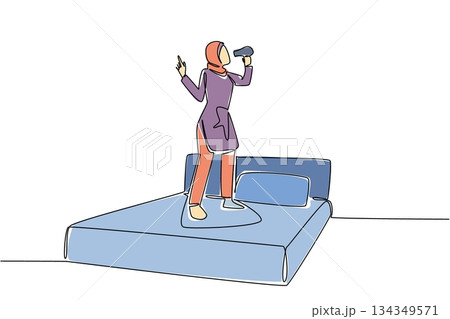 Single one line drawing Arab woman wear headphone stands on the bed and hold a hair dryer while singing. Self improvement. Bedroom. National Sing Out Day. Continuous line design graphic illustration Single one line drawing Arab woman wear headphone stands on the bed and hold a hair dryer while singing. Self improvement. Bedroom. National Sing Out Day. Continuous line design graphic illustration 134349571