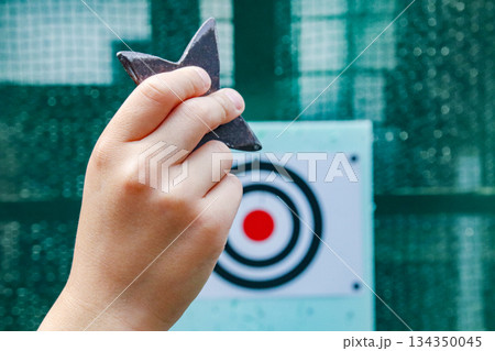 手裏剣を投げる子供（8歳児／男の子） 134350045