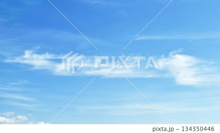 猛スピードで駆け抜ける筋雲　はや　16:9（ fix撮影 ） 134350446