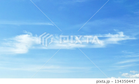 猛ダッシュで駆け抜ける筋雲　はや　16:9（ fix撮影 ） 134350447