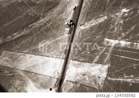 ナスカ上空から見える地上絵とパンアメリカンハイウェイ　南米ペルー 134350592