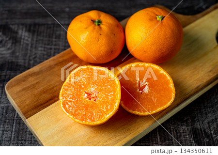 カッティングボードのミカン 134350611