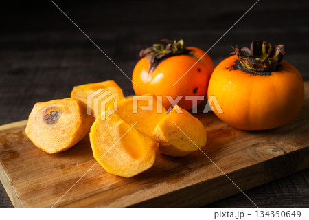 カッティングボードの柿 134350649