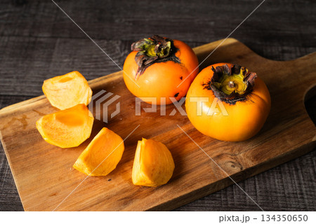 カットした柿と丸の柿 134350650