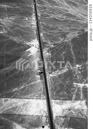ナスカ上空から見える地上絵とパンアメリカンハイウェイ　南米ペルー 134350919