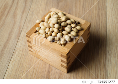 節分の豆 134351277