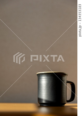 落ち着いた時間のコーヒーカップ_縦 134353183