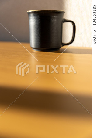 テーブルの上のコーヒーカップ_縦 134353185