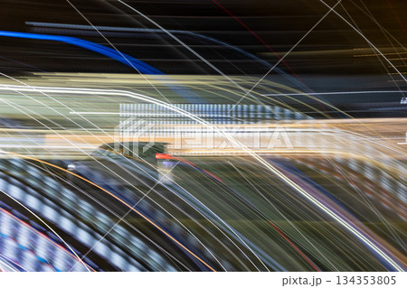 夜の道路と軽自動車の光跡 134353805