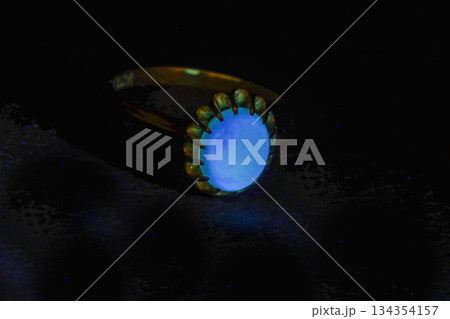 黒背景の青色に輝く指輪 134354157