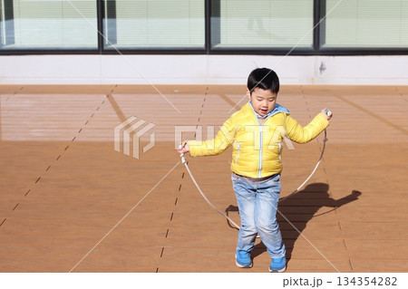 縄とびをする子ども 134354282