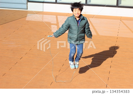 縄とびをする子ども 縄とびをする子ども 134354383