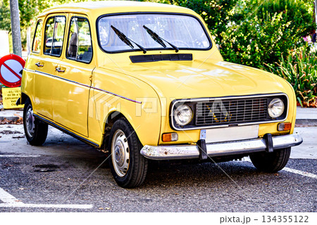 Details of an old, classic car, retro vehicle 134355122