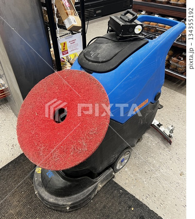 店内に放置された清掃用の機械 134355192